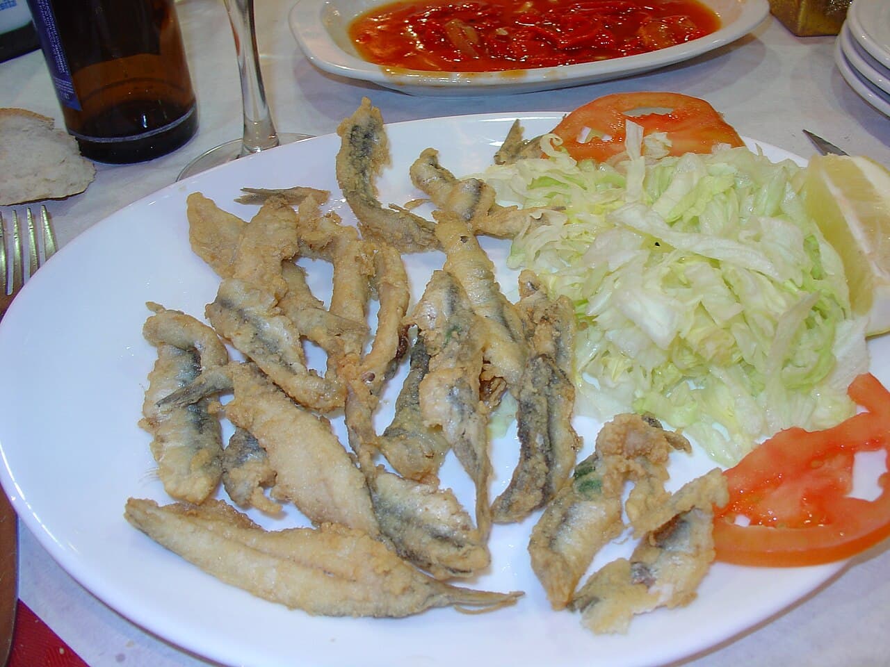 Pescaíto frito recién hecho en la freiduría